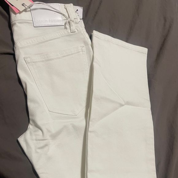 BNWT - Denim Forum
The Arlo Hi-Rise Straight Jean
24, Tall, A Little White Lie - Picture 2 of 4